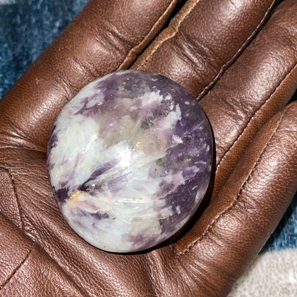 Lepidolite palm stone - Picture 3 of 3